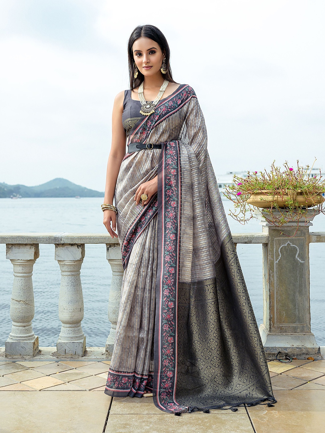 

Kandora Woven Design Pure Silk Saree, Grey