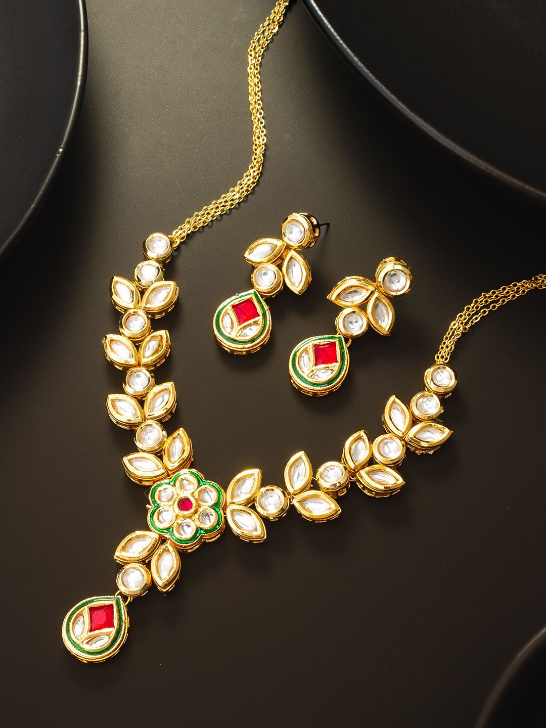 

aadita Gold-Plated Kundan Studded Jewellery Set