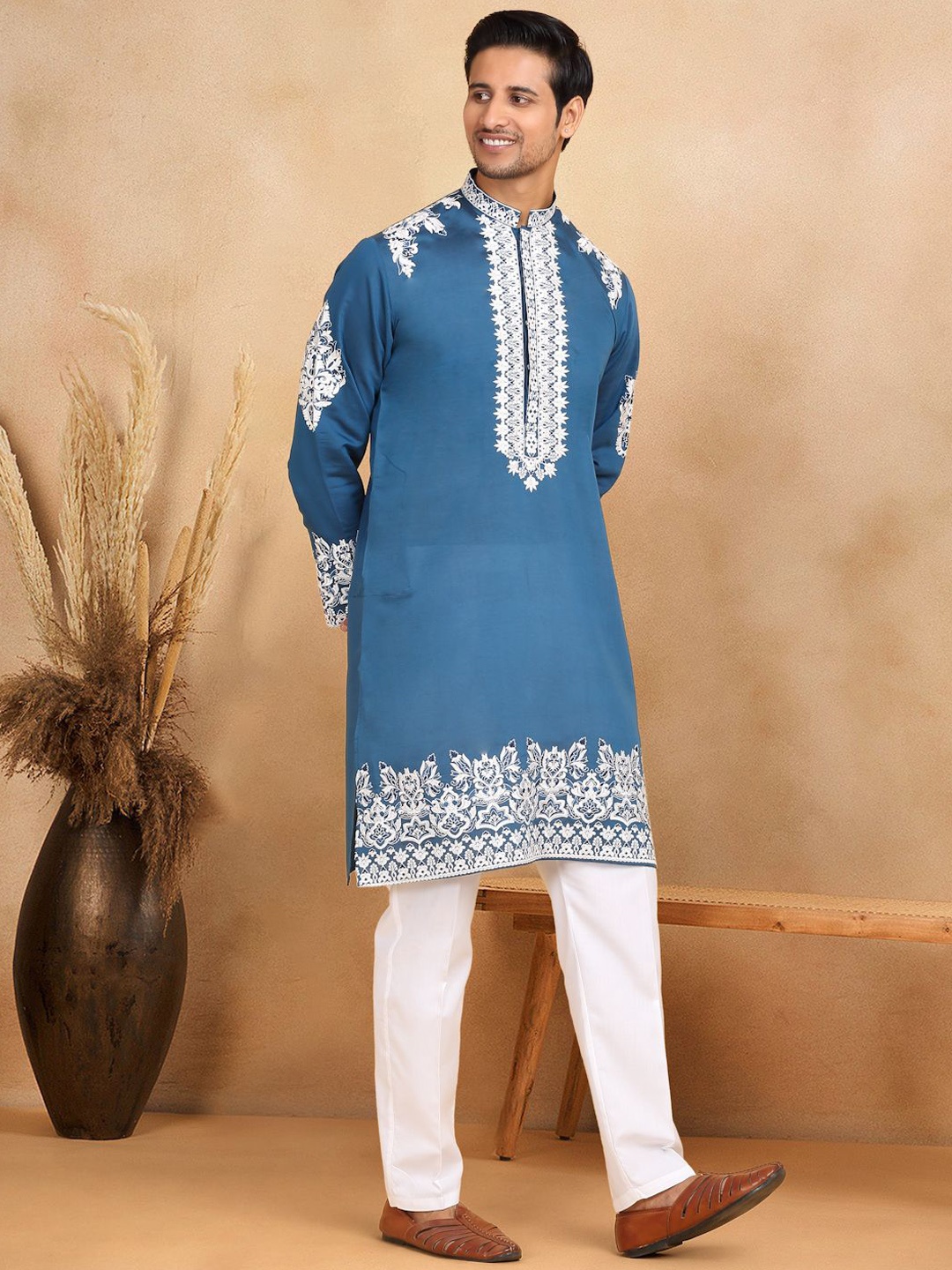 

KRAFT INDIA LUXE Men Ethnic Motifs Yoke Design Grandeur & Majestic Artwork Kurta, Blue