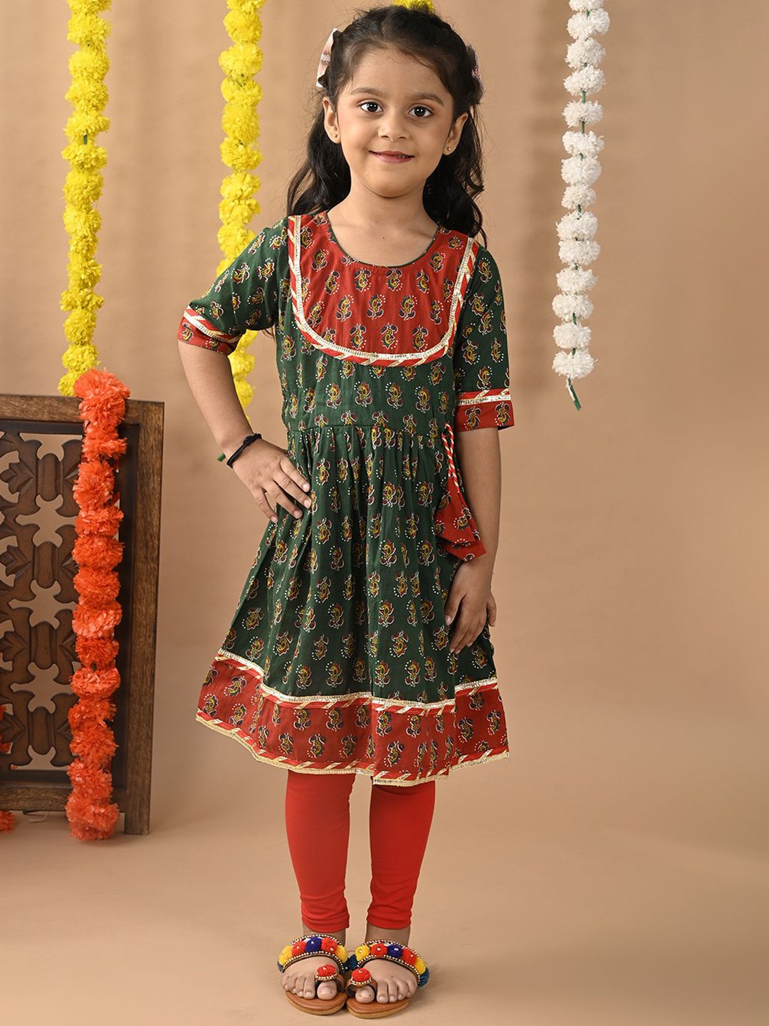 

Sangria Girls Printed Pure Cotton Kurta & Leggings Kurta Set, Green