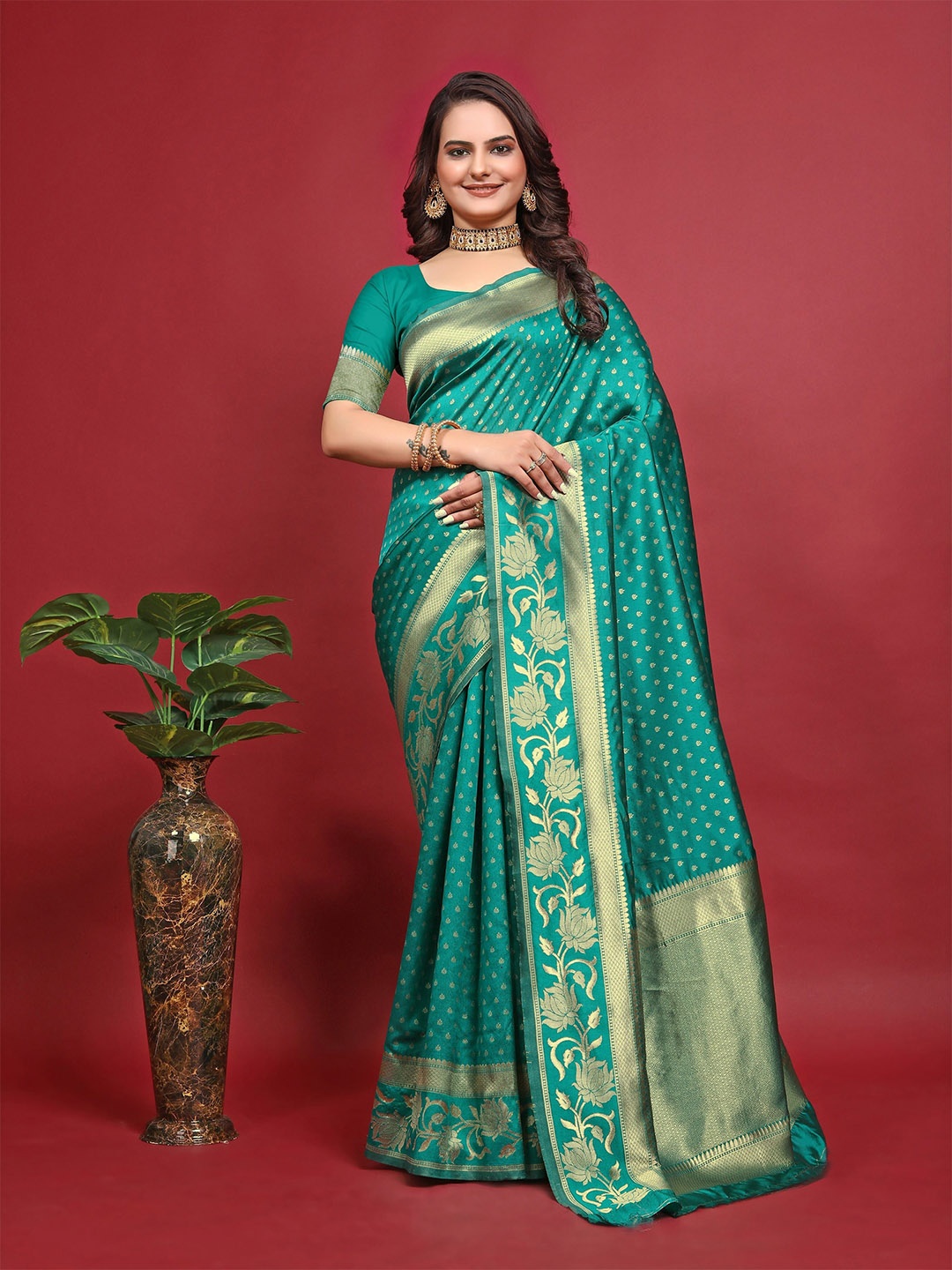 

QENY Woven Design Zari Banarasi Saree, Lime green