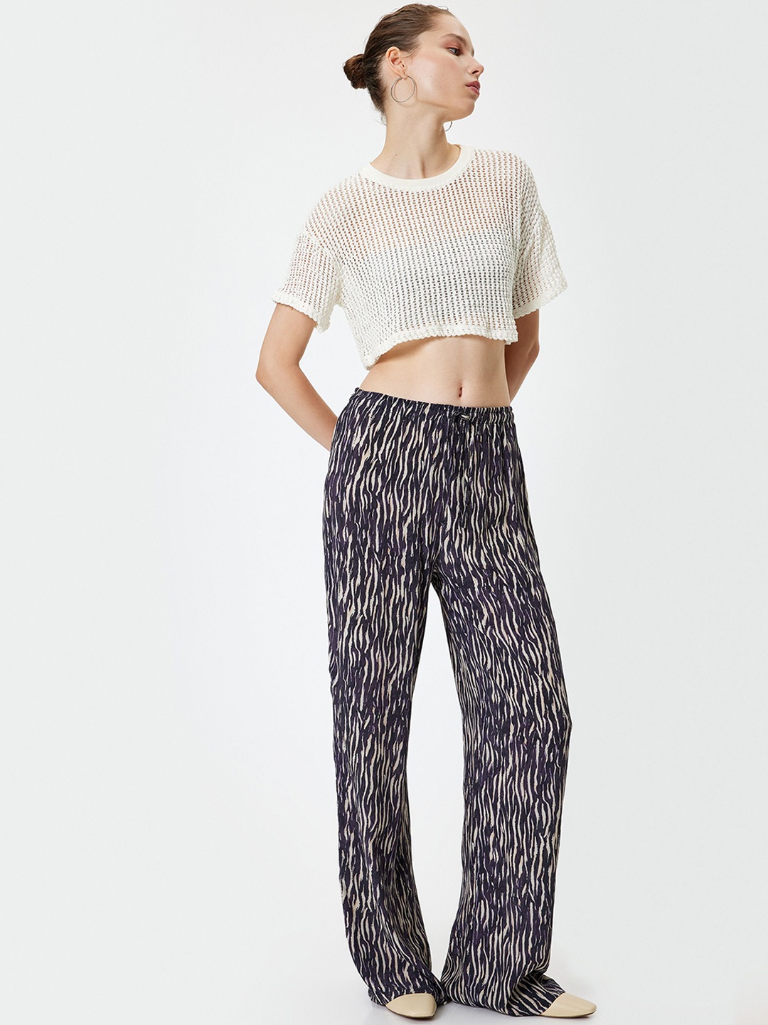 

Koton Women Printed Straight Fit Trousers, Black