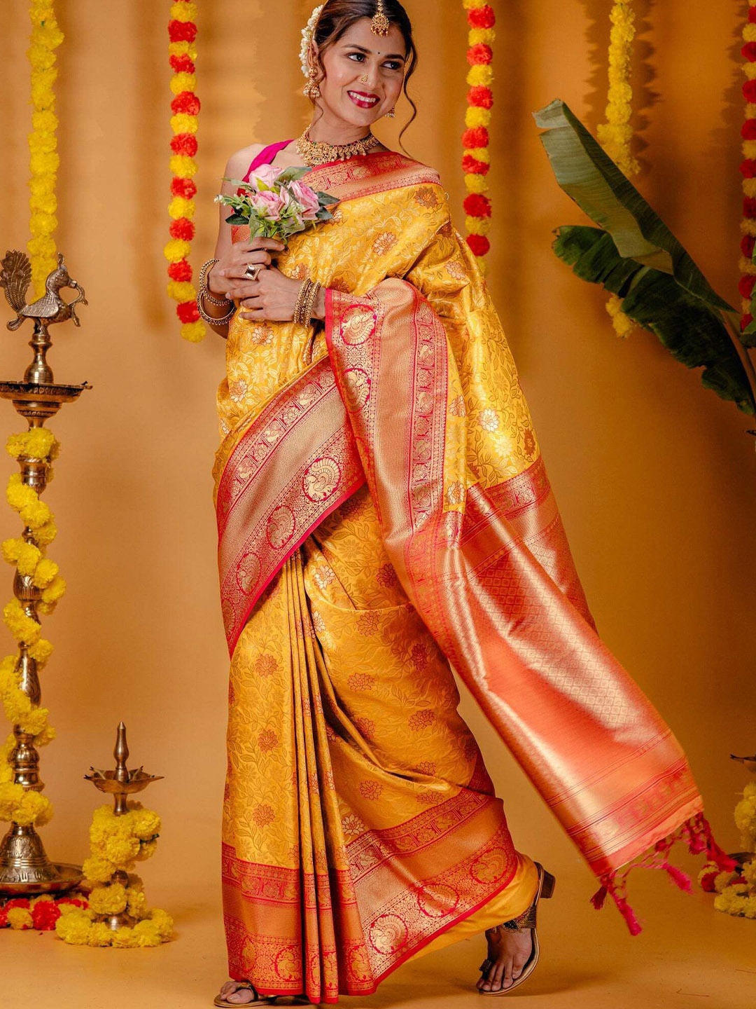 

QENY Woven Design Zari Art Silk Banarasi Saree, Pink