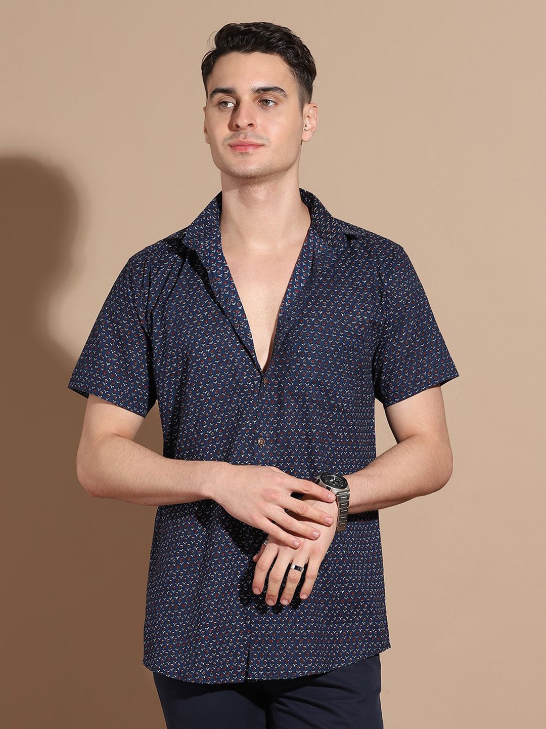 

Anouk Men Smart Cutaway Collar Floral Printed Cotton Casual Shirt, Navy blue
