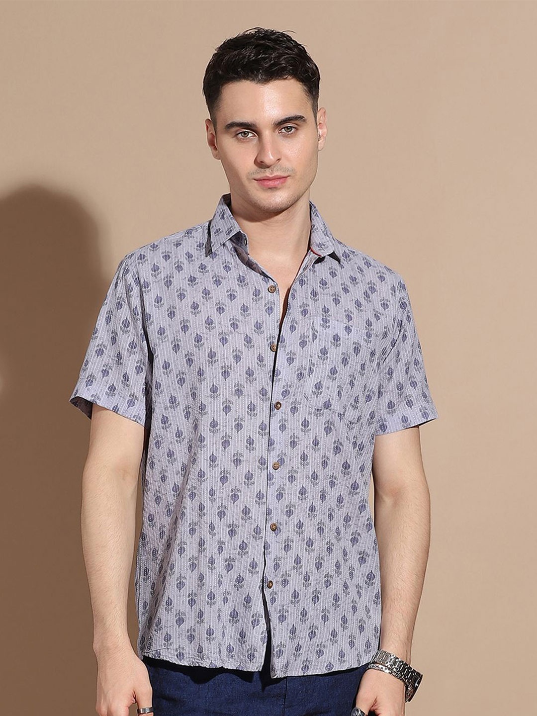 

Anouk Men Smart Cutaway Collar Floral Printed Cotton Casual Shirt, Navy blue