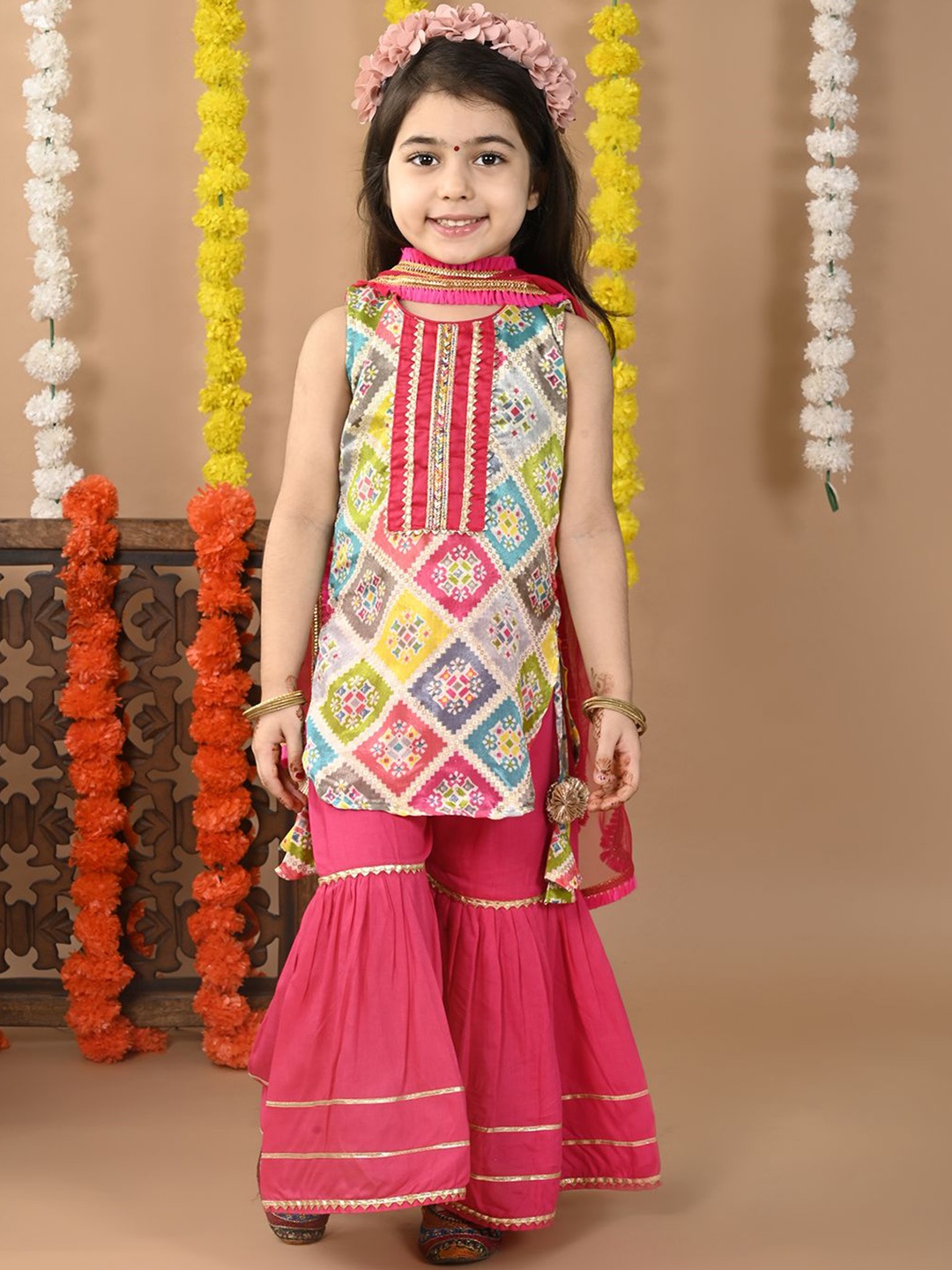 

Here&Now X Kinder Kids Girls Ethnic Motifs Printed Regular Gotta Patti Pure Cotton Kurti with Sharara & With, Pink