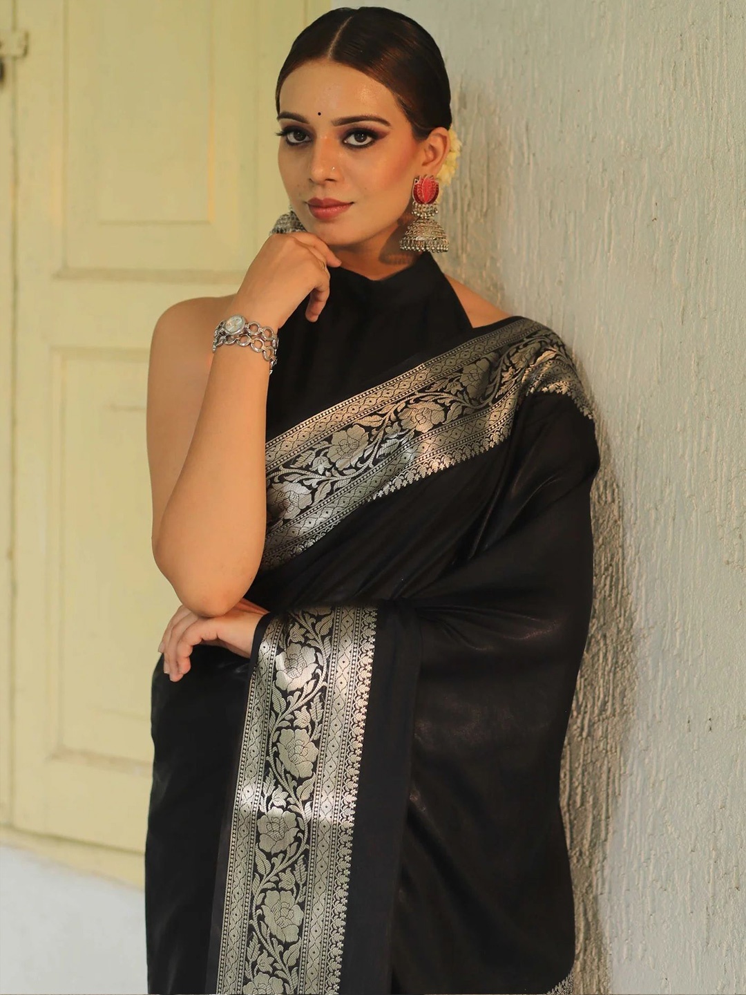 

QENY Solid Banarasi Saree With Zari Border, Black