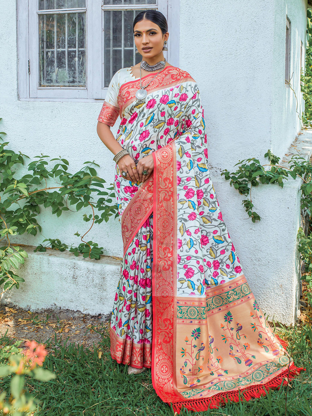 

Kandora Ethnic Motifs Zari Pure Silk Banarasi Saree, White