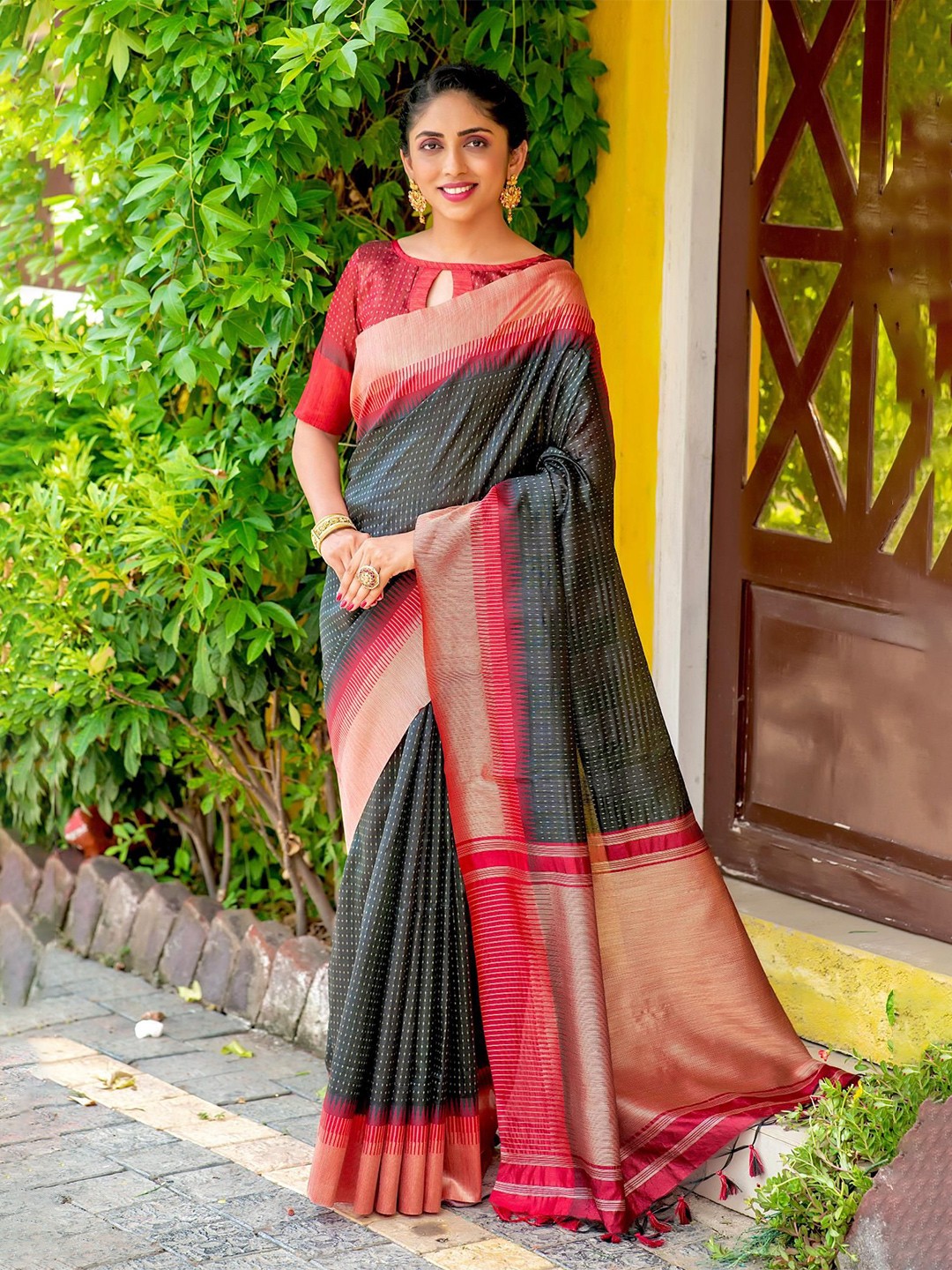 

Kandora Woven Design Zari Pure Silk Saree, Black