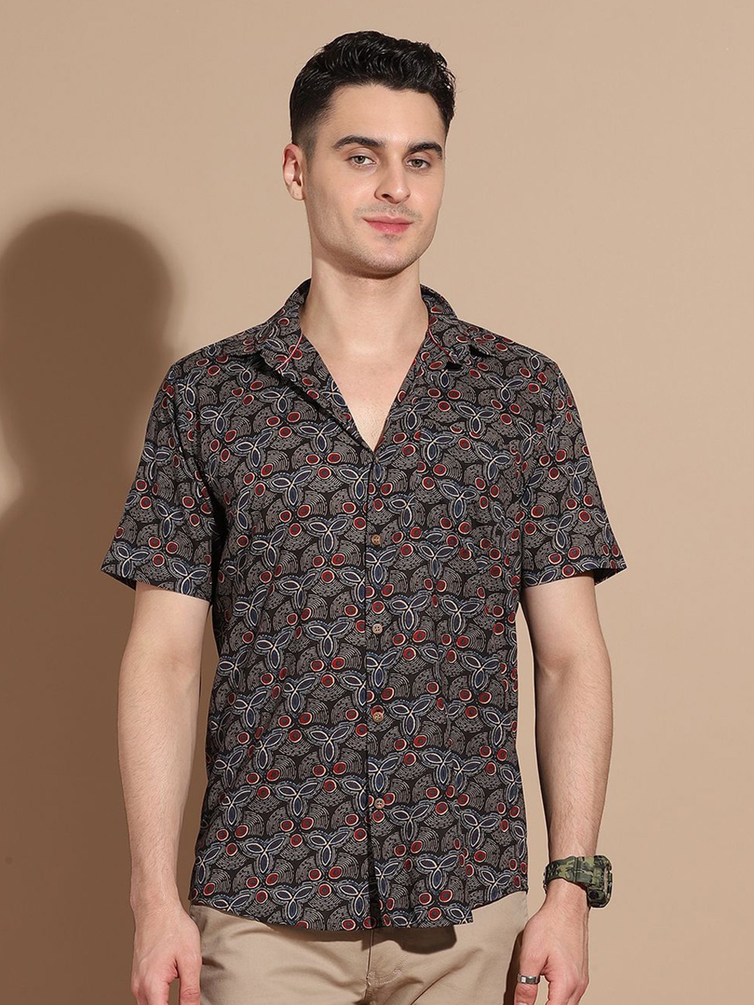 

Anouk Men Smart Cutaway Collar Conversational Printed Cotton Casual Shirt, Black