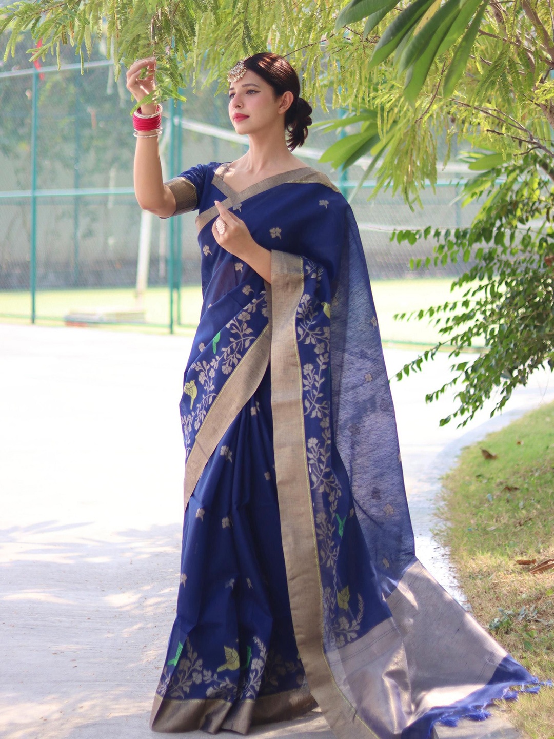 

Kandora Woven Design Zari Linen Blend Saree, Navy blue