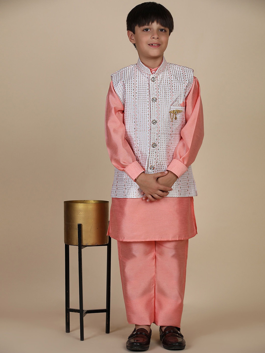 

Pro-Ethic STYLE DEVELOPER Boys Paisley Regular Pure Silk Kurta with Pyjamas, Peach