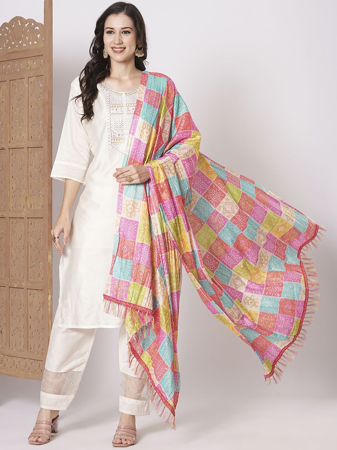 

KAYOMMI Women Floral Embroidered Regular Kurta & Trousers With Dupatta Set, White