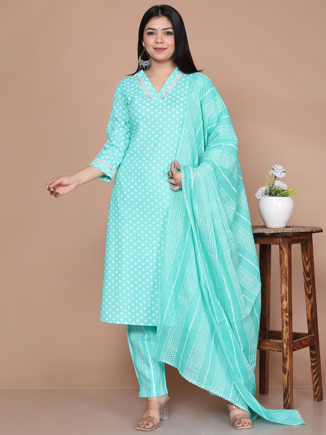 

Dwijupal Women Floral Printed Regular Kurta Set with Palazzos & With Dupatta, Turquoise blue