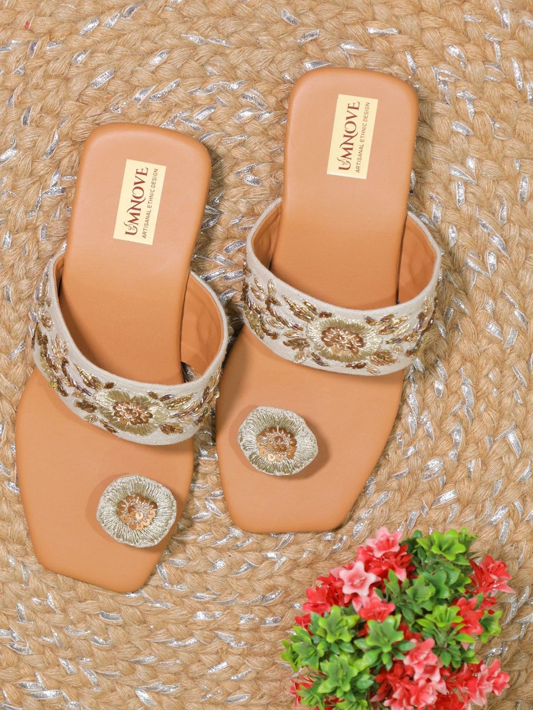 

UMNOVE Embellished Ethnic Block Sandals, Grey