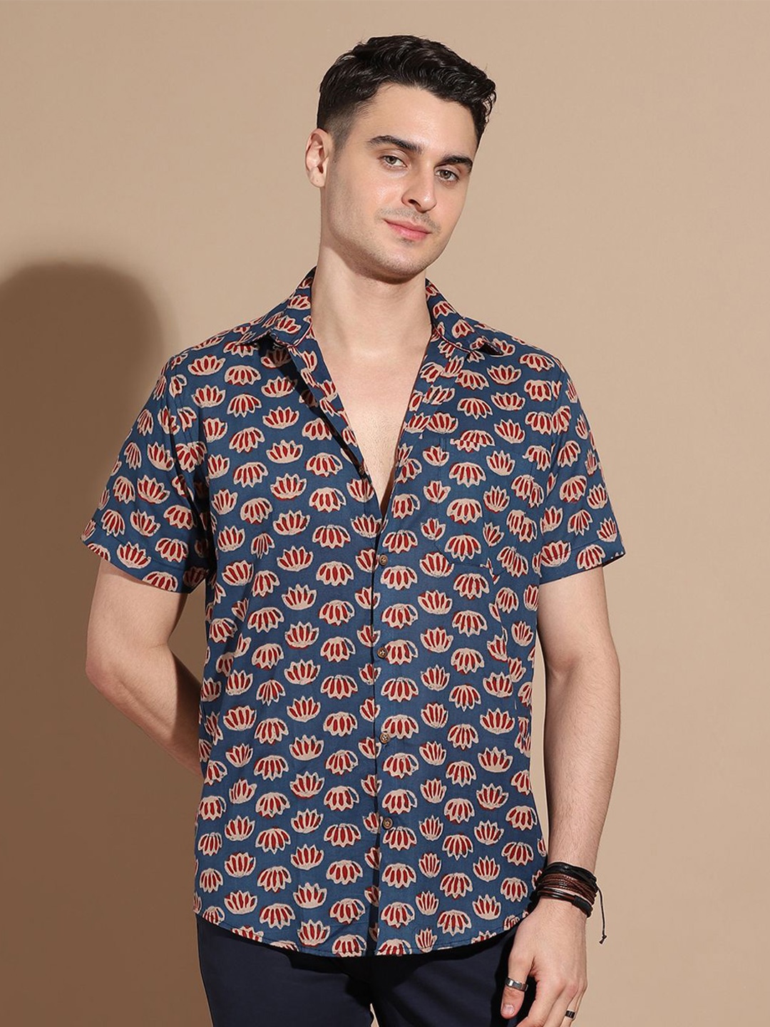 

Anouk Men Smart Cutaway Collar Floral Printed Cotton Casual Shirt, Navy blue