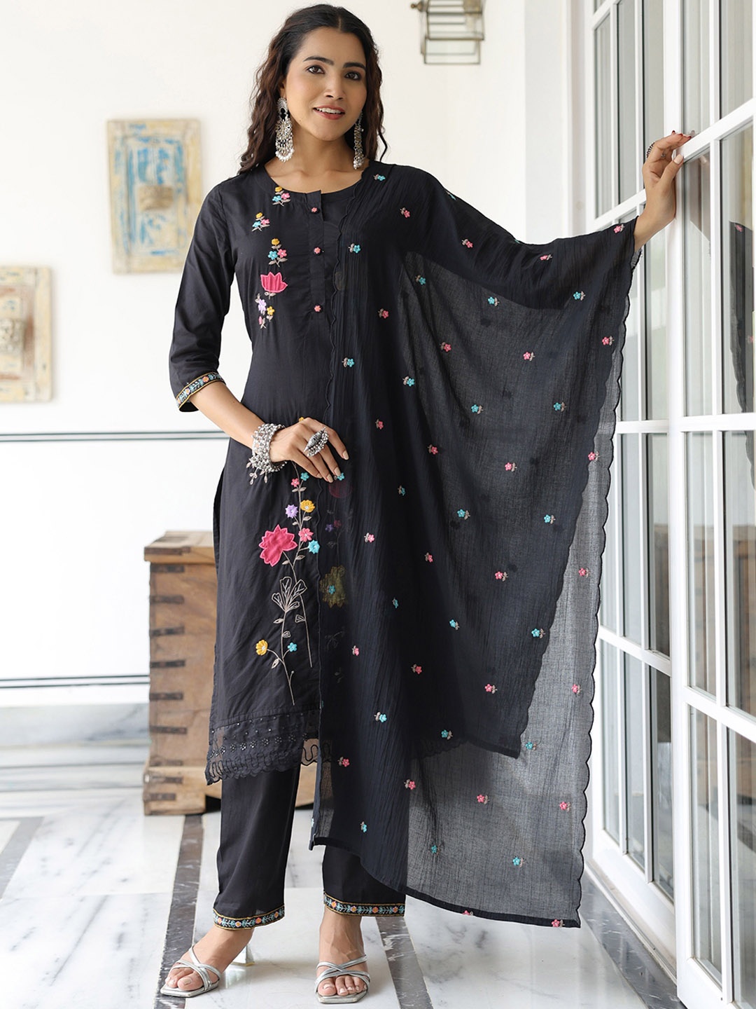 

FASHOR Women Floral Kurta with Trousers & Dupatta set, Black