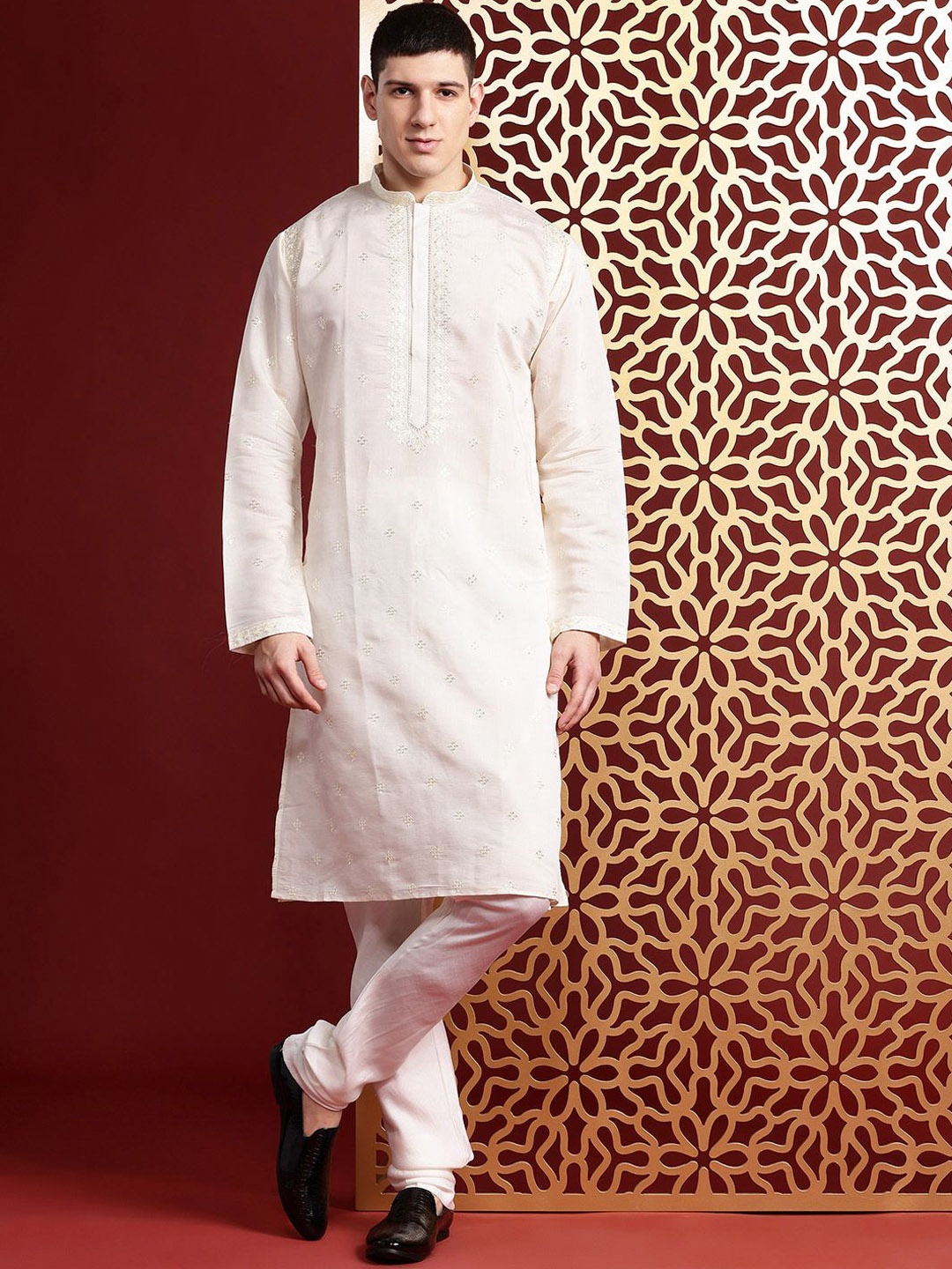 

MANQ Ethnic Motifs Embroidered Sequinned Mandarin Collar Kurta, Cream