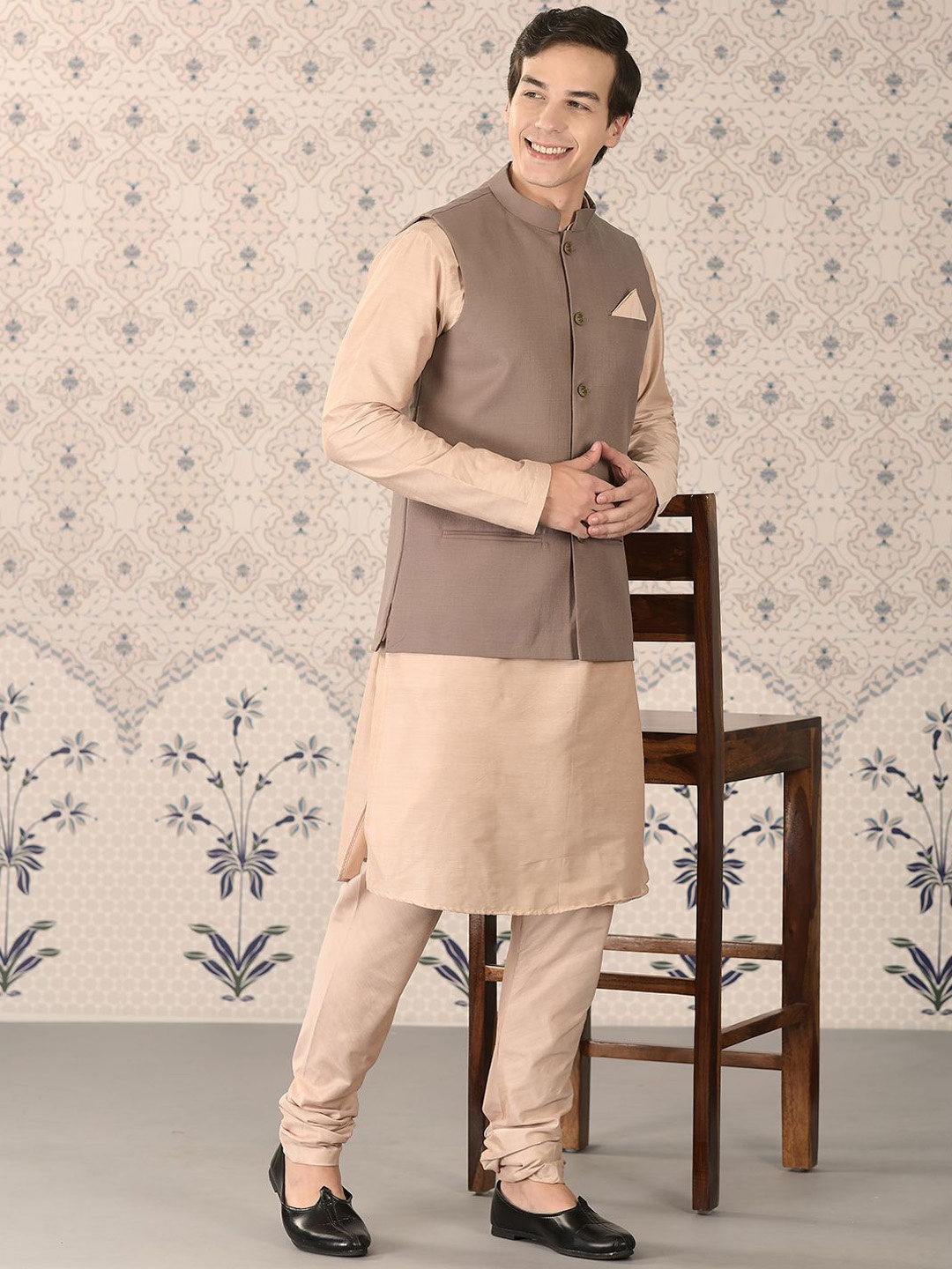 

Ode by House of Pataudi Men Regular Kurta With Churidar & Nehru jacket, Silver