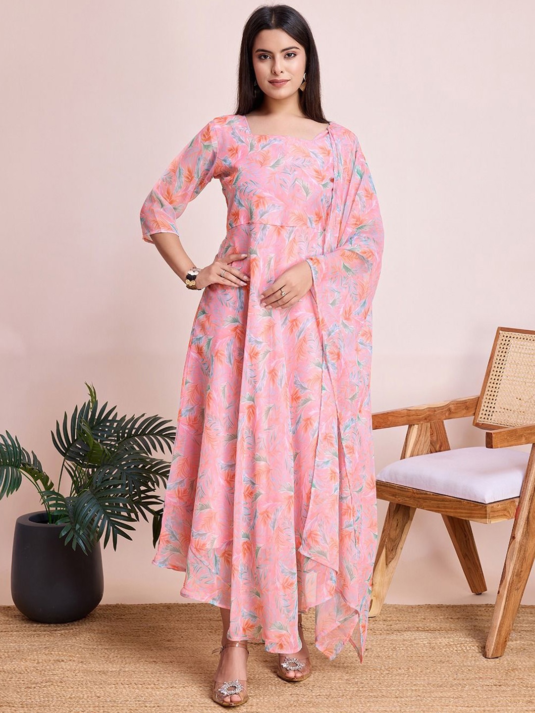 

FANTASY FAB Women Floral Printed Thread Work Kurta, Pink