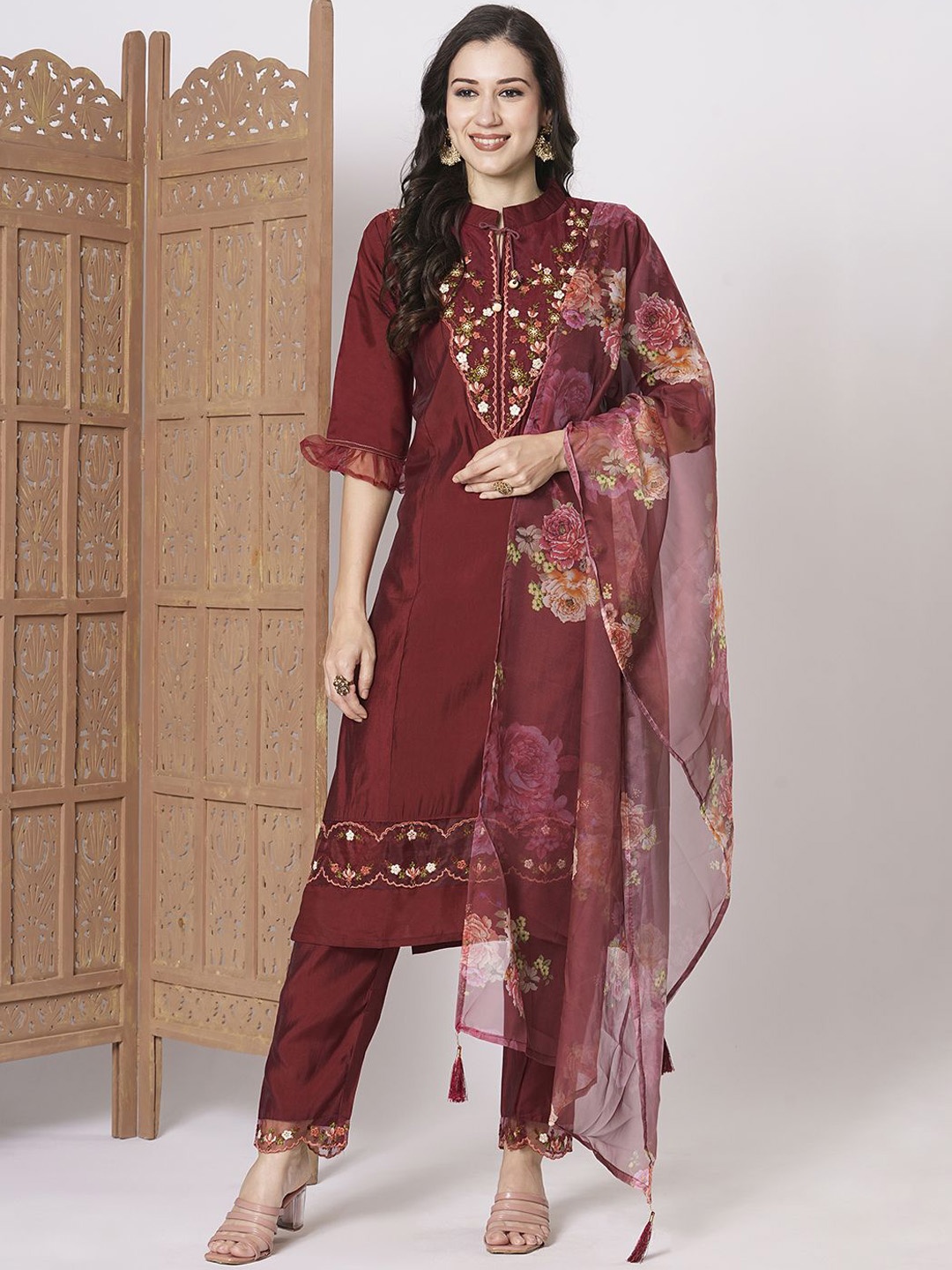 

KAYOMMI Women Floral Yoke Design Regular Thread Work Kurta with Trousers & With Dupatta, Red