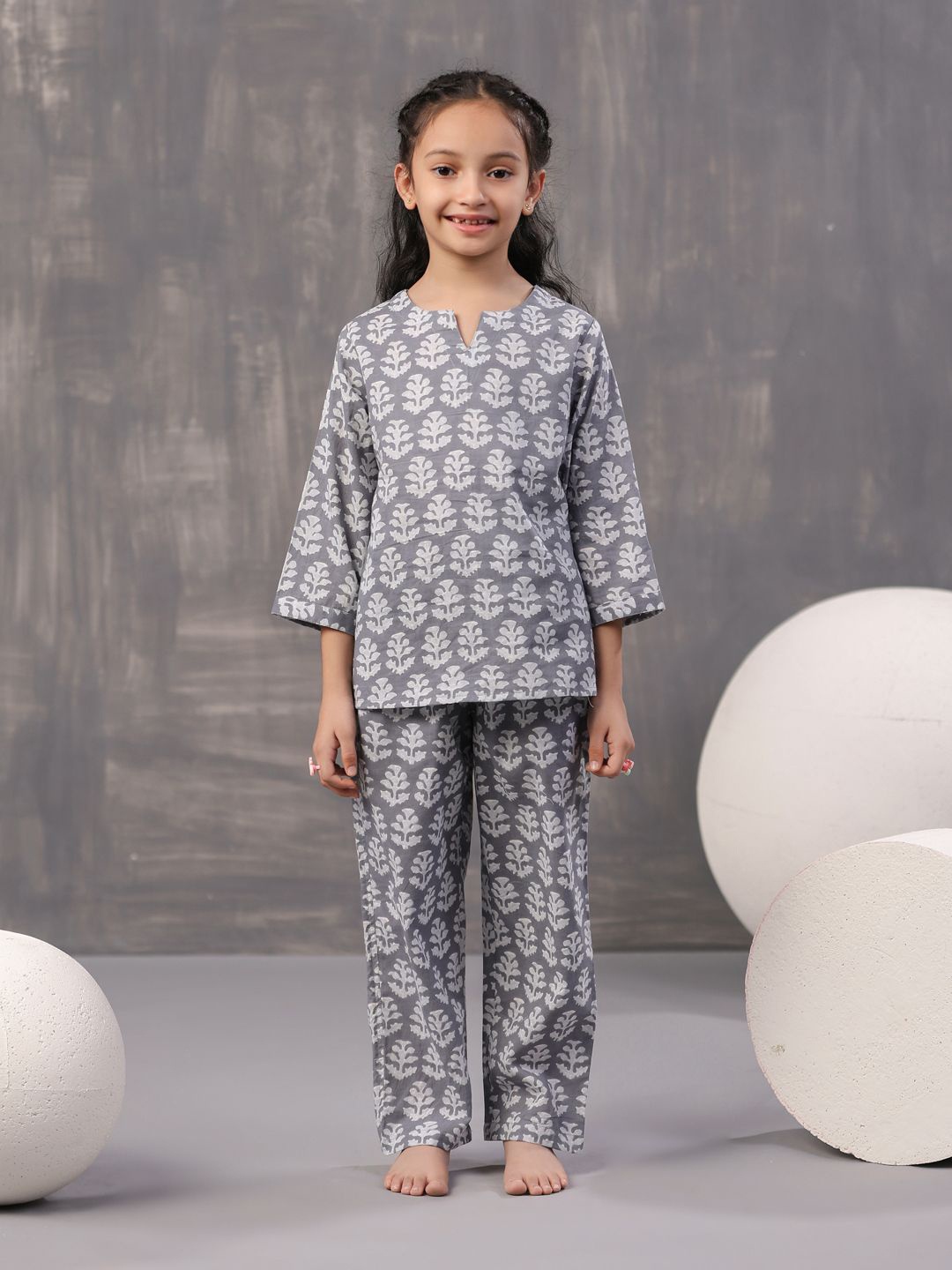 

SANSKRUTIHOMES Girls Pure Cotton Ethnic Motifs Printed Night suit, Grey