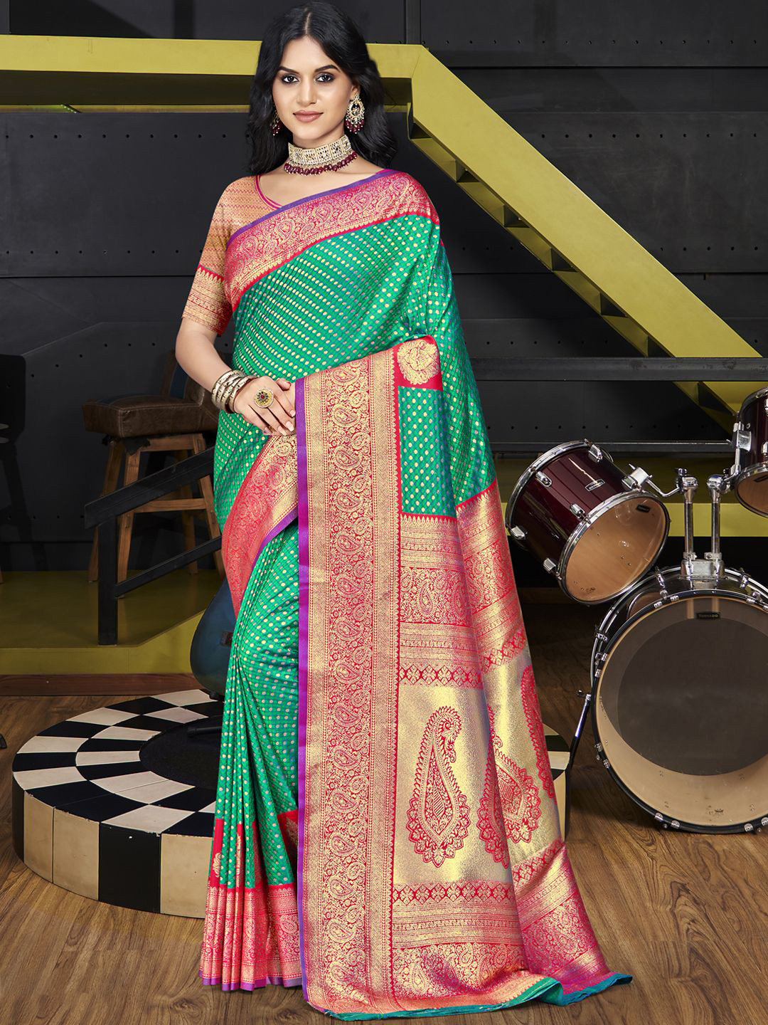 

SANGAM PRINTS Woven Design Zari Tussar Saree, Green