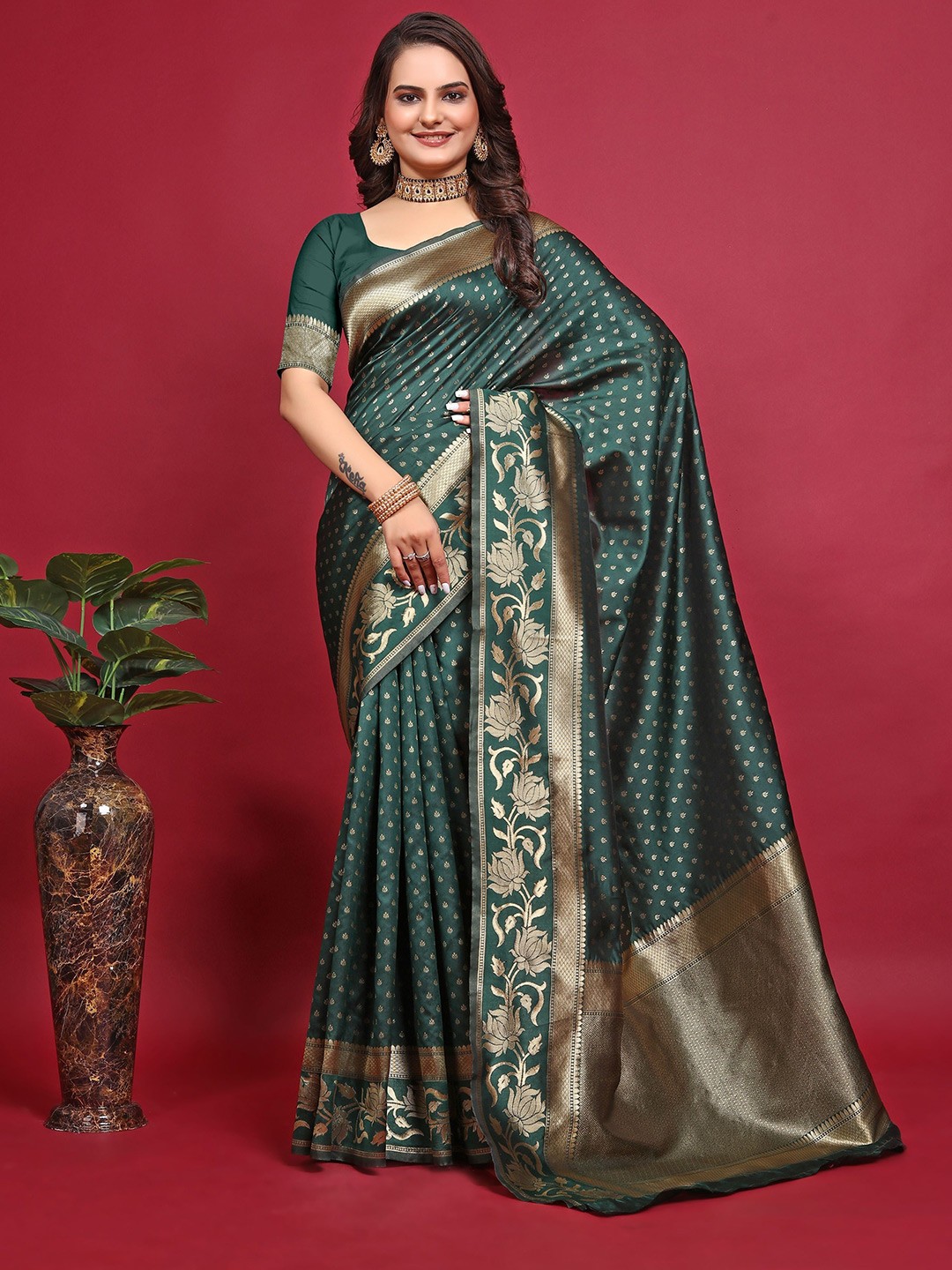 

QENY Woven Design Banarasi Saree With Zari Border, Green
