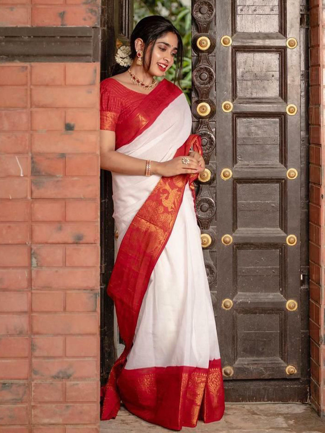 

JULEE Solid Zari Pure Silk Banarasi Saree, White