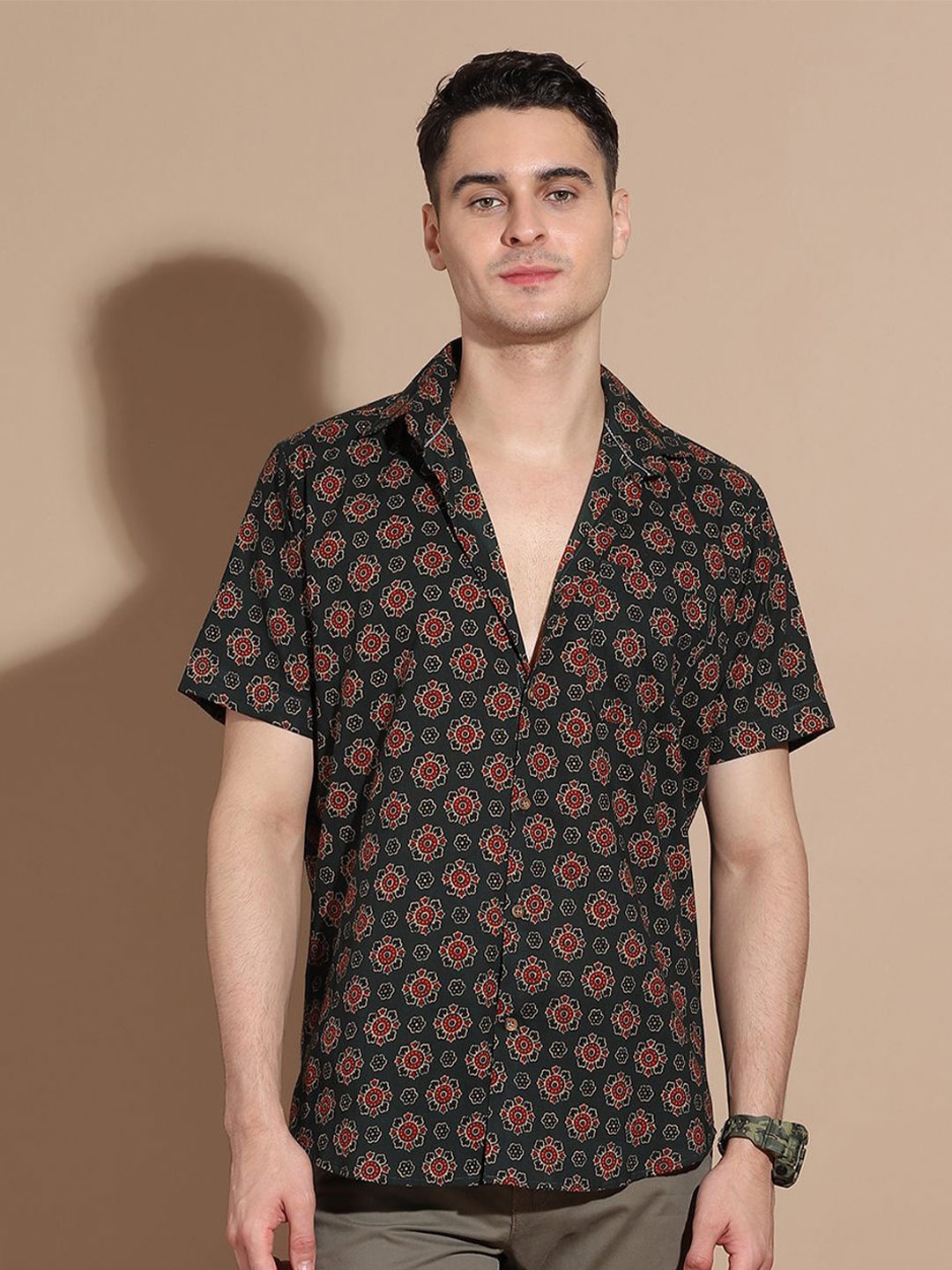 

Anouk Men Smart Cutaway Collar Floral Printed Cotton Casual Shirt, Black