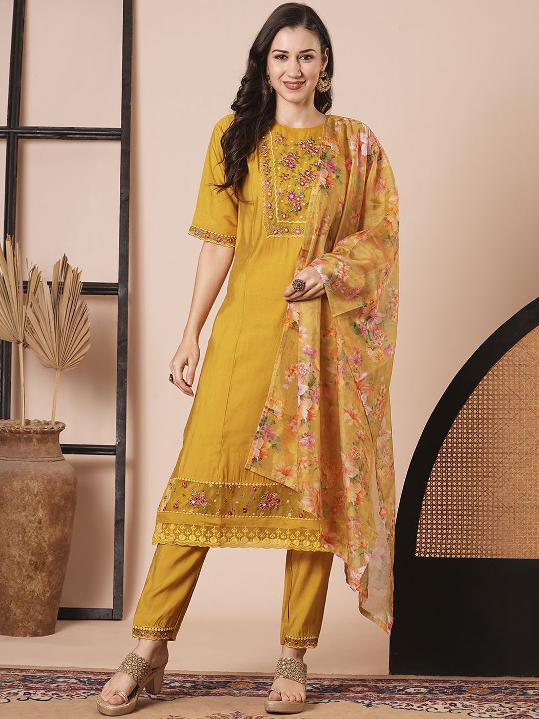 

KAYOMMI Women Regular Kurti & Trousers With Dupatta Set, Yellow