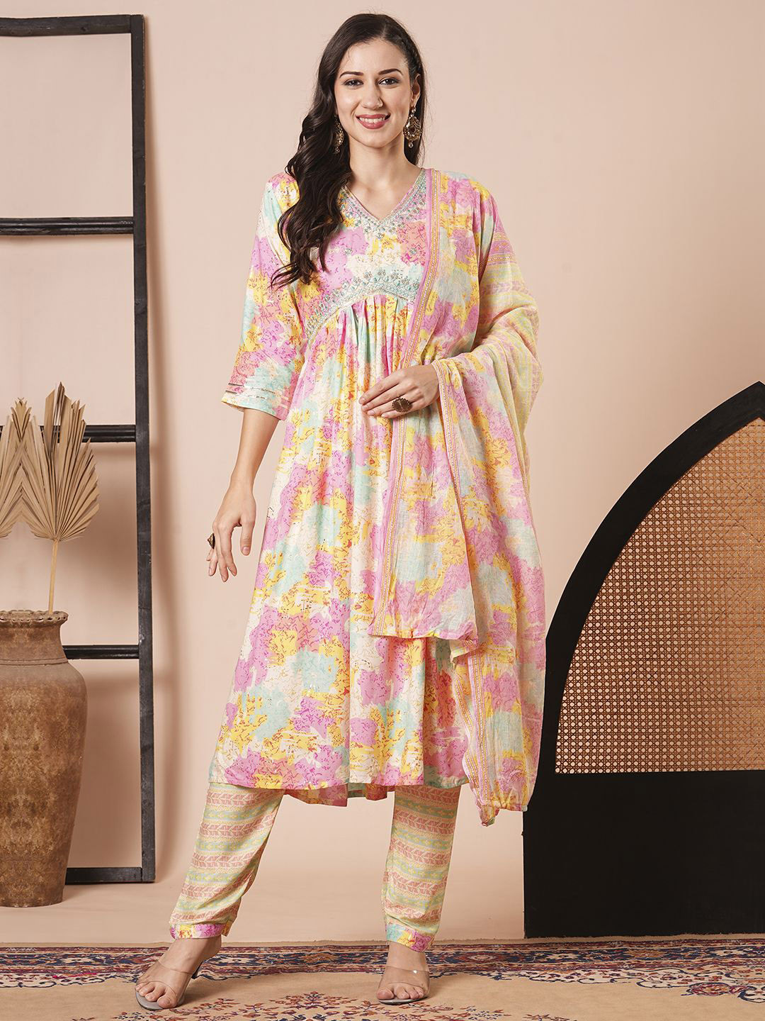 

KAYOMMI Women Floral Printed Regular Kurta & Trousers With Dupatta Set, Pink