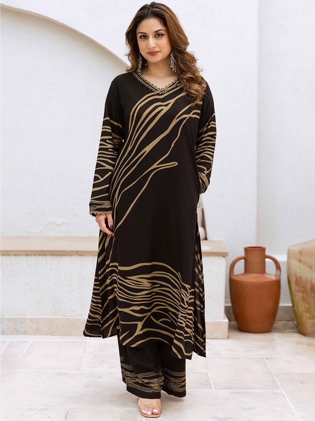 

KALINI Women Printed Kurta with Palazzos, Black