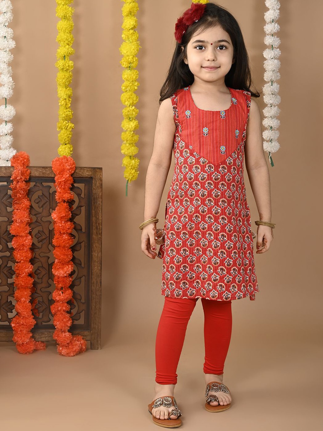 

Here&Now X Kinder Kids Girls Ethnic Motifs Printed Regular Pure Cotton Kurta & Leggings, Red
