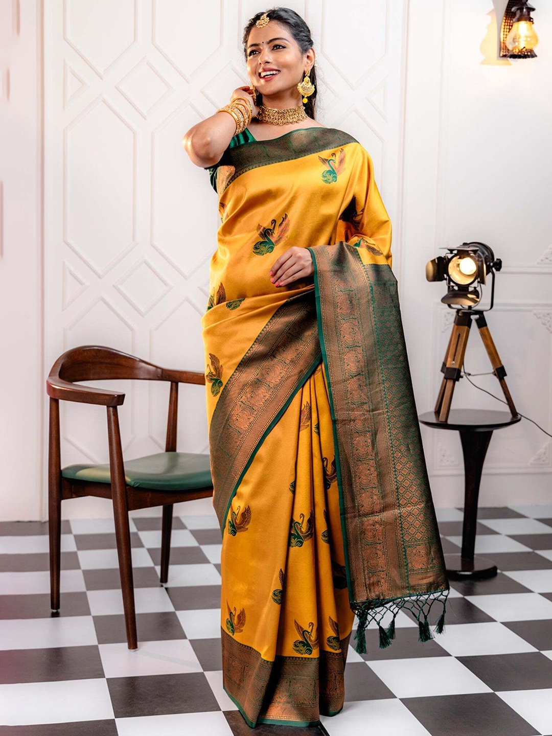

QENY Woven Design Zari Banarasi Saree, Yellow