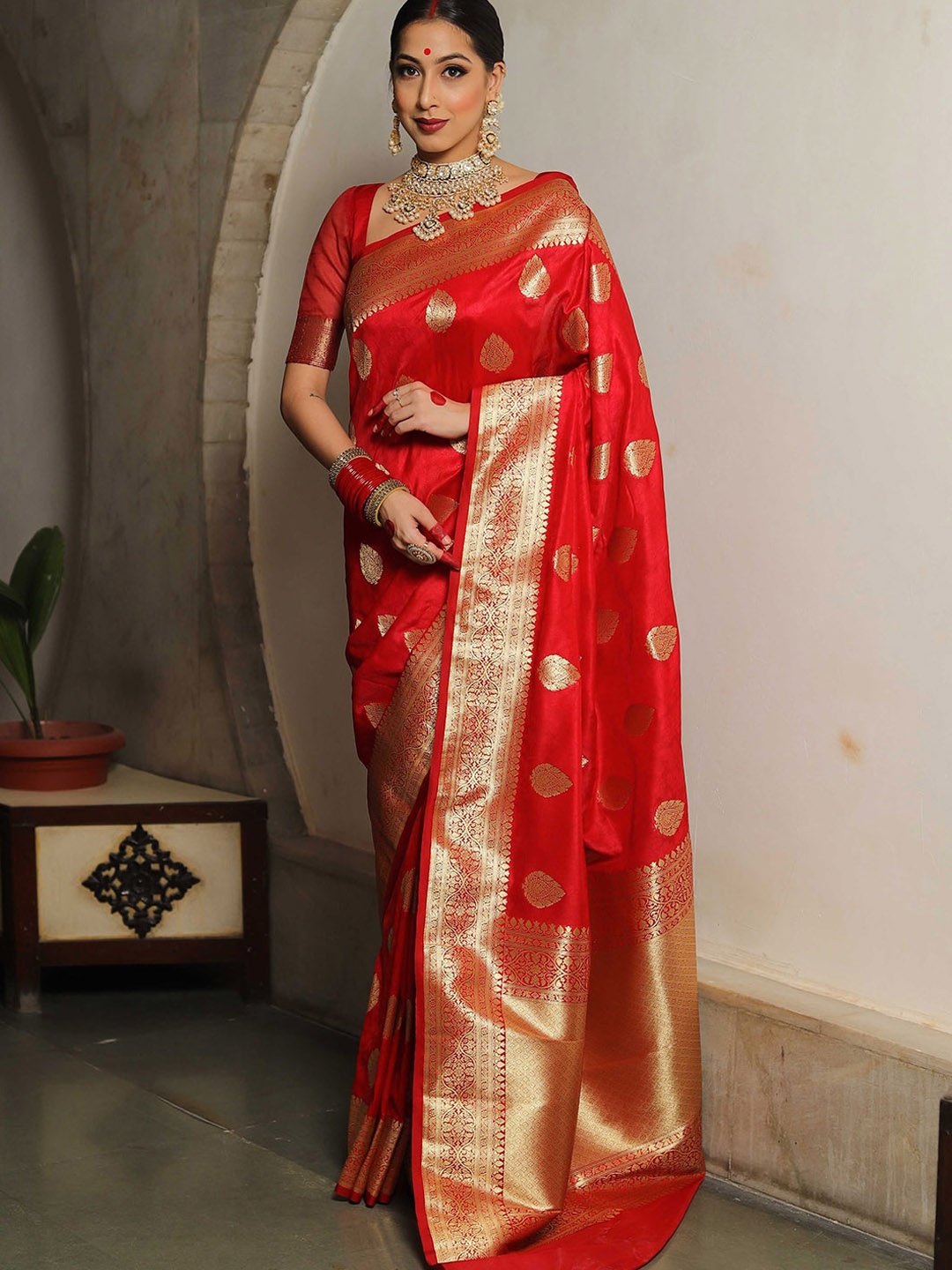 

QENY Ethnic Motifs Woven Design Zari Banarasi Saree, Red