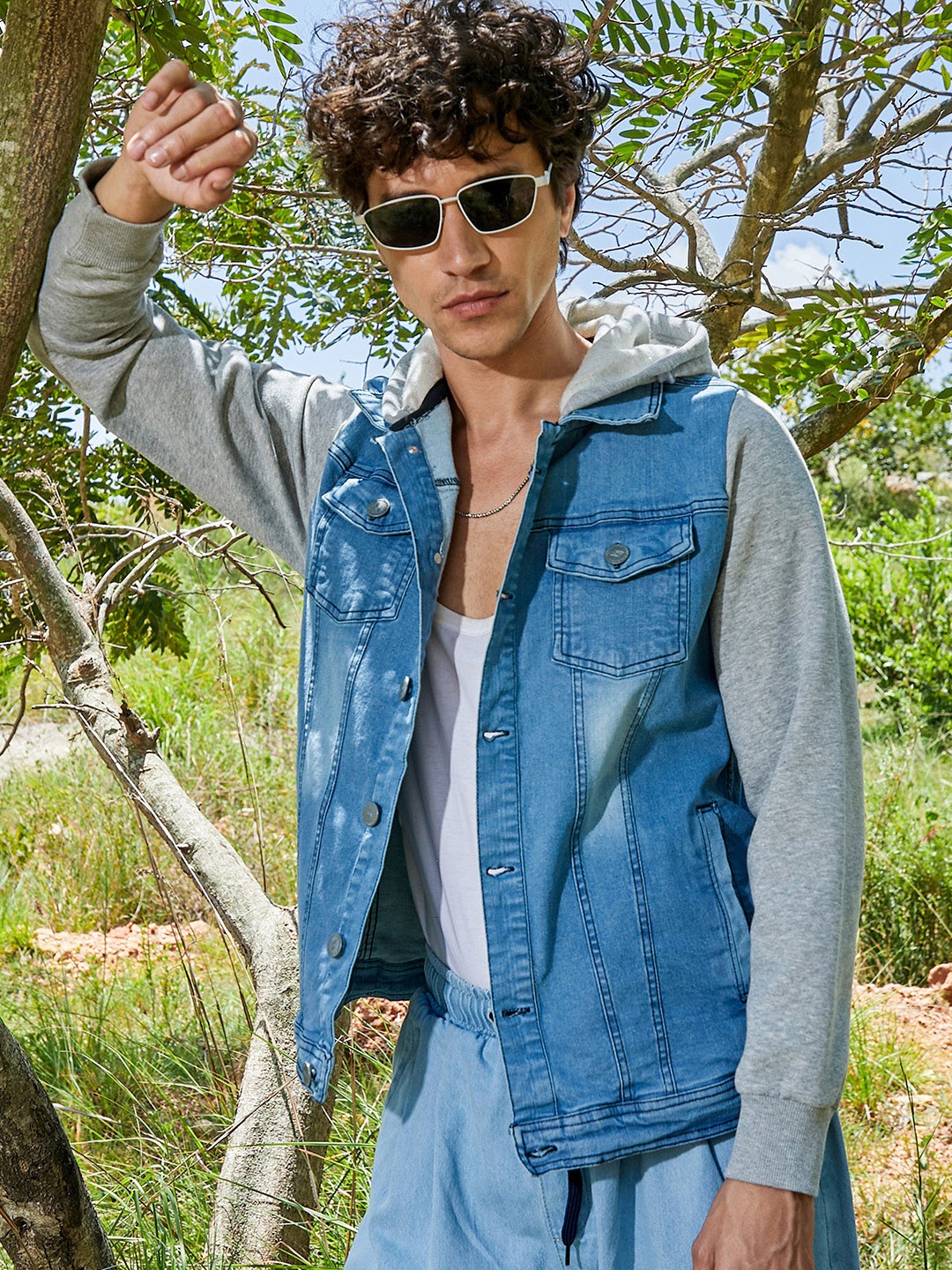 

Campus Sutra Men Colourblocked Lightweight Denim Jacket, Blue