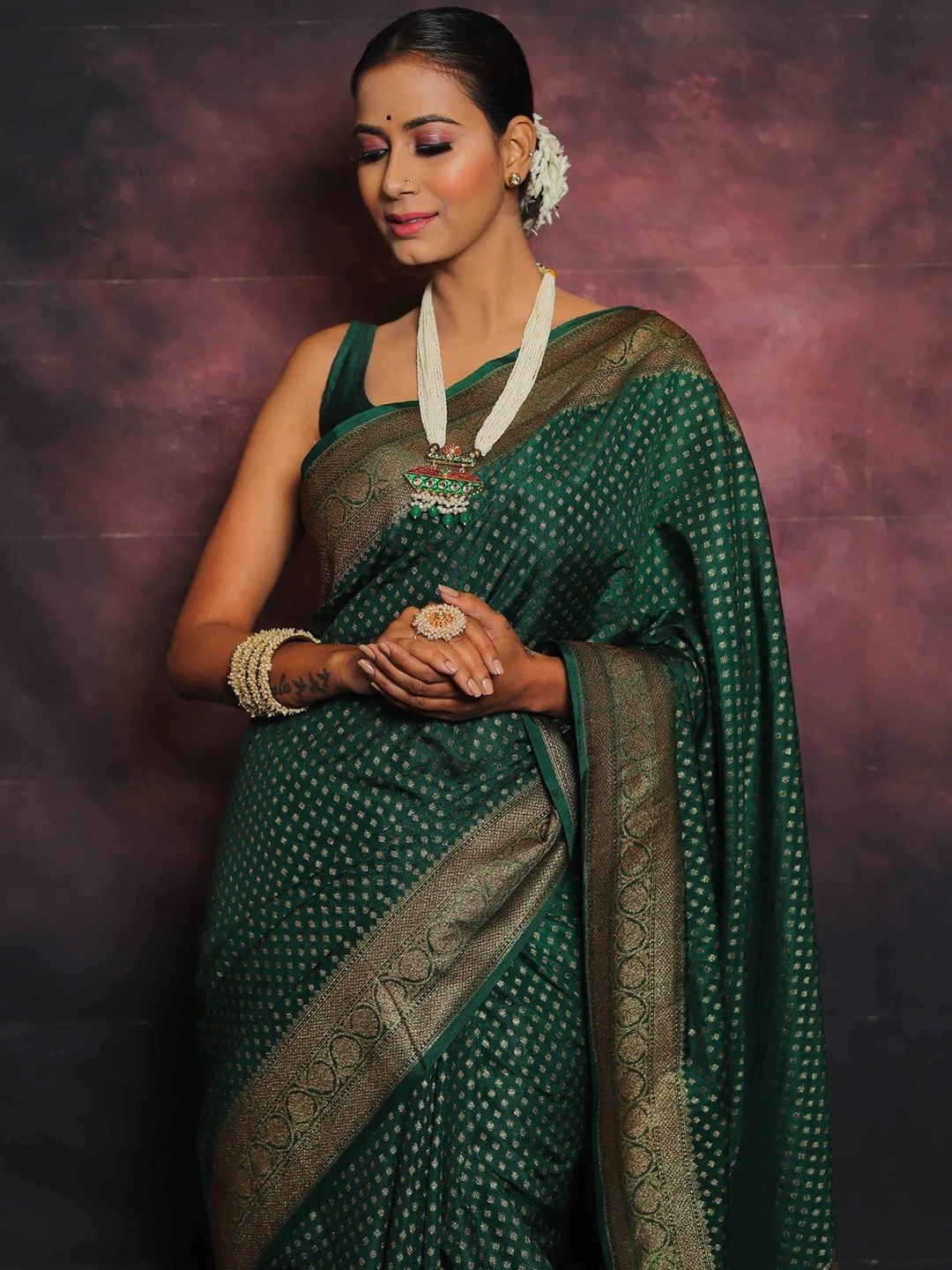 

QENY Woven Design Zari Art Silk Banarasi Saree, Green