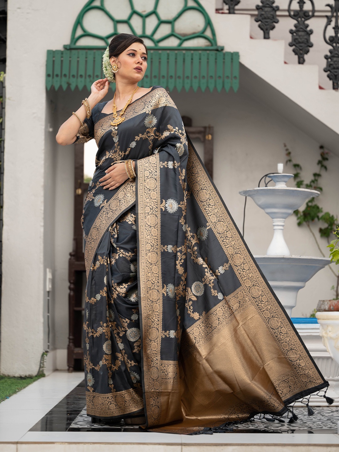 

Kandora Woven Design Zari Pure Silk Banarasi Saree, Black