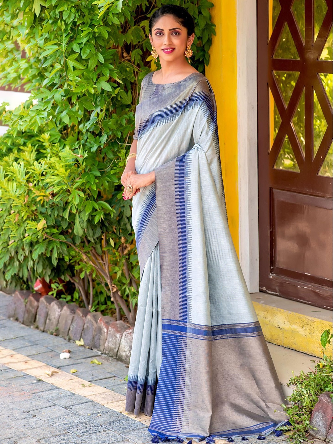 

Kandora Woven Design Zari Pure Silk Saree, Blue