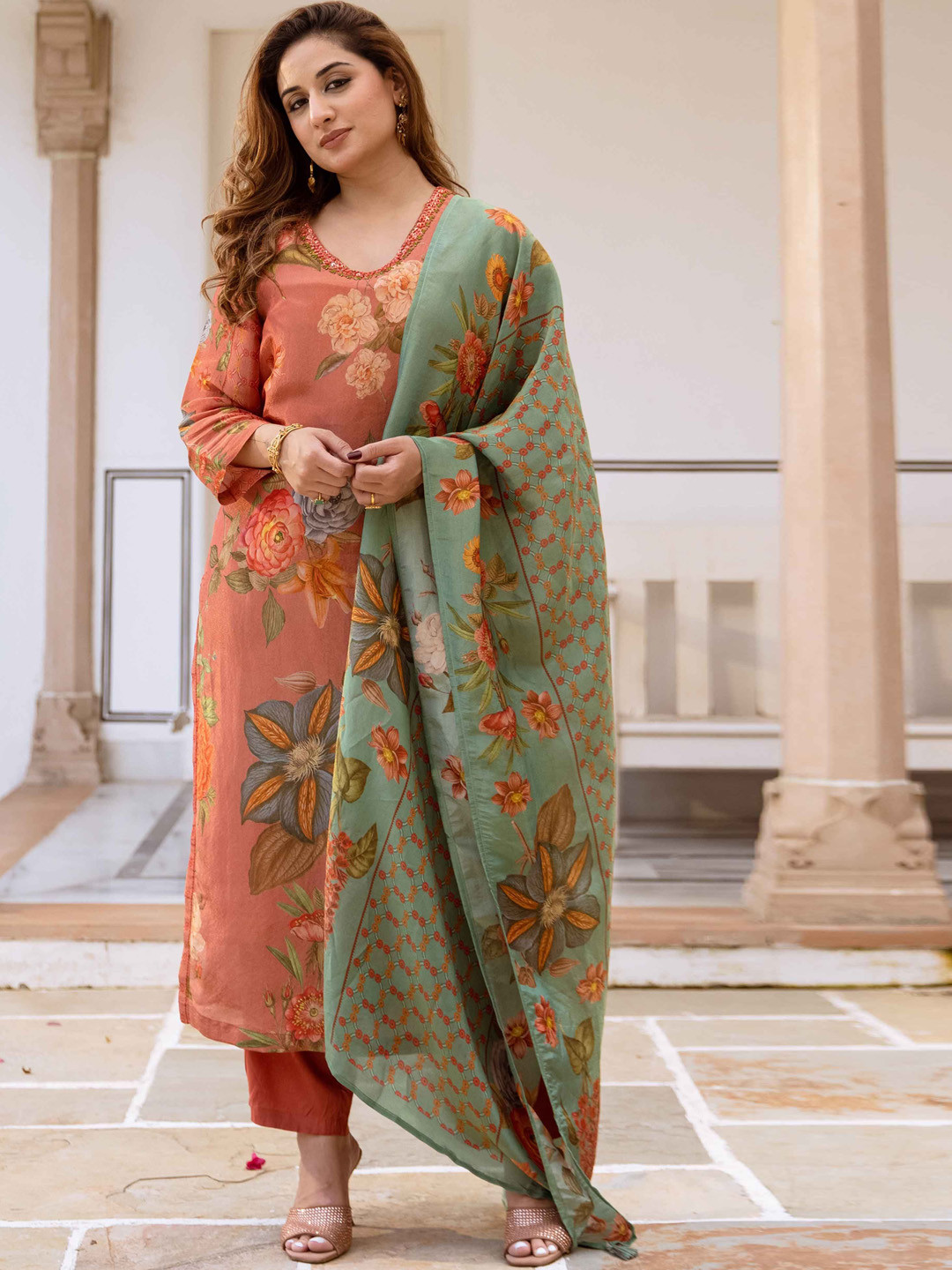 

Nehamta Women Floral Printed Regular Kurta With Trousers & Dupatta, Peach