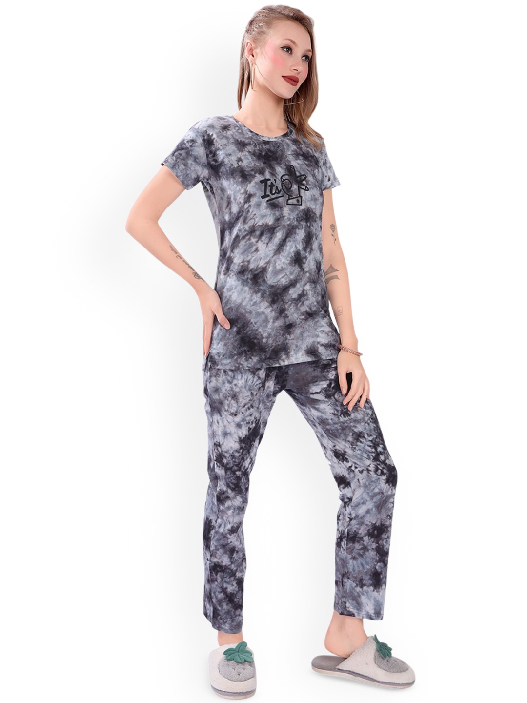 

FOMTI Women Tie and Dye Night suit, Grey