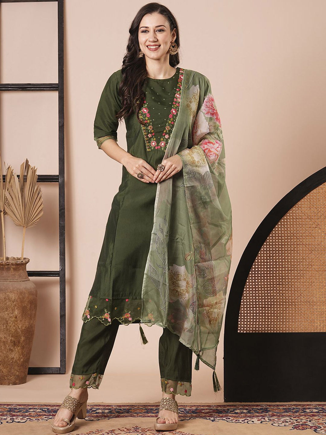 

KAYOMMI Women Floral Embroidered Regular Kurta & Trousers With Dupatta Set, Olive