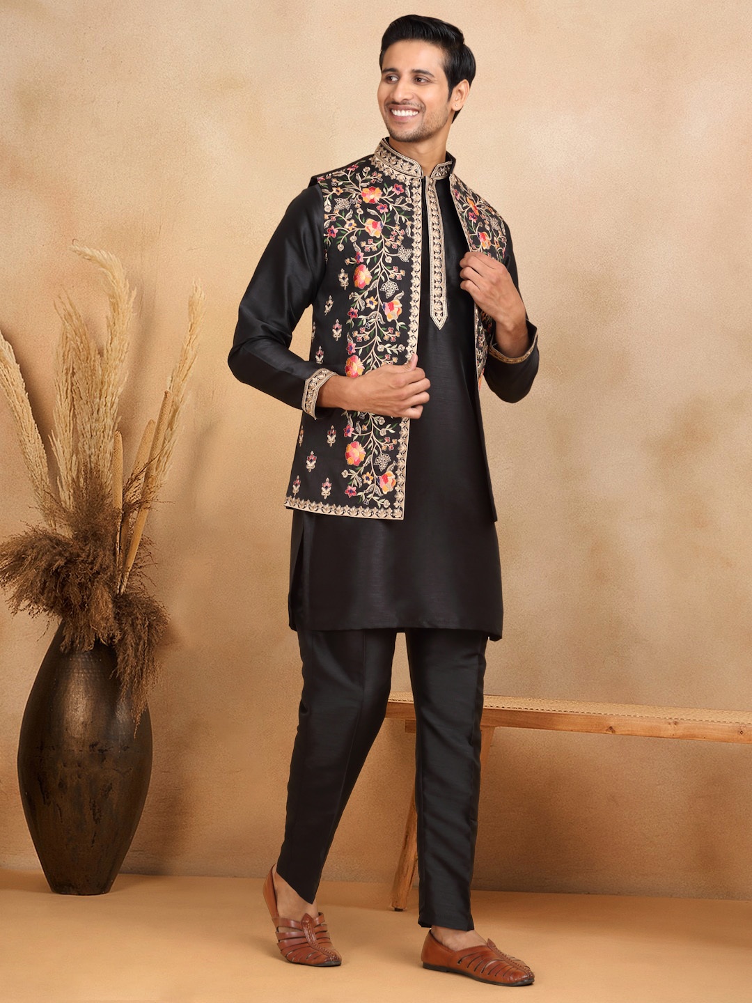 

KRAFT INDIA LUXE Men Floral Embroidered Kurta & Trousers With Nehru Jacket, Black