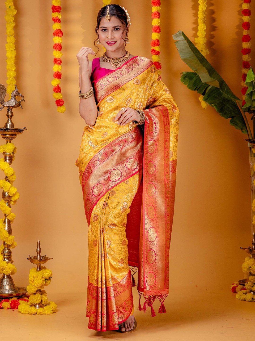 

QENY Woven Design Zari Banarasi Saree, Pink