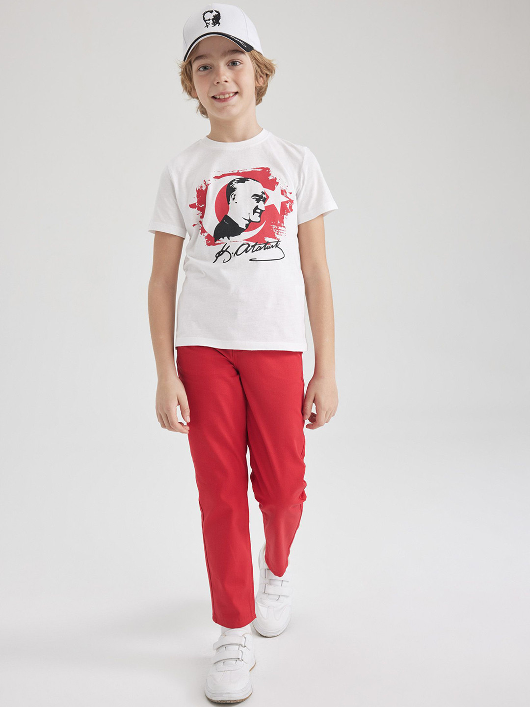 

DeFacto Boys Regular Fit Solid Trousers, Red