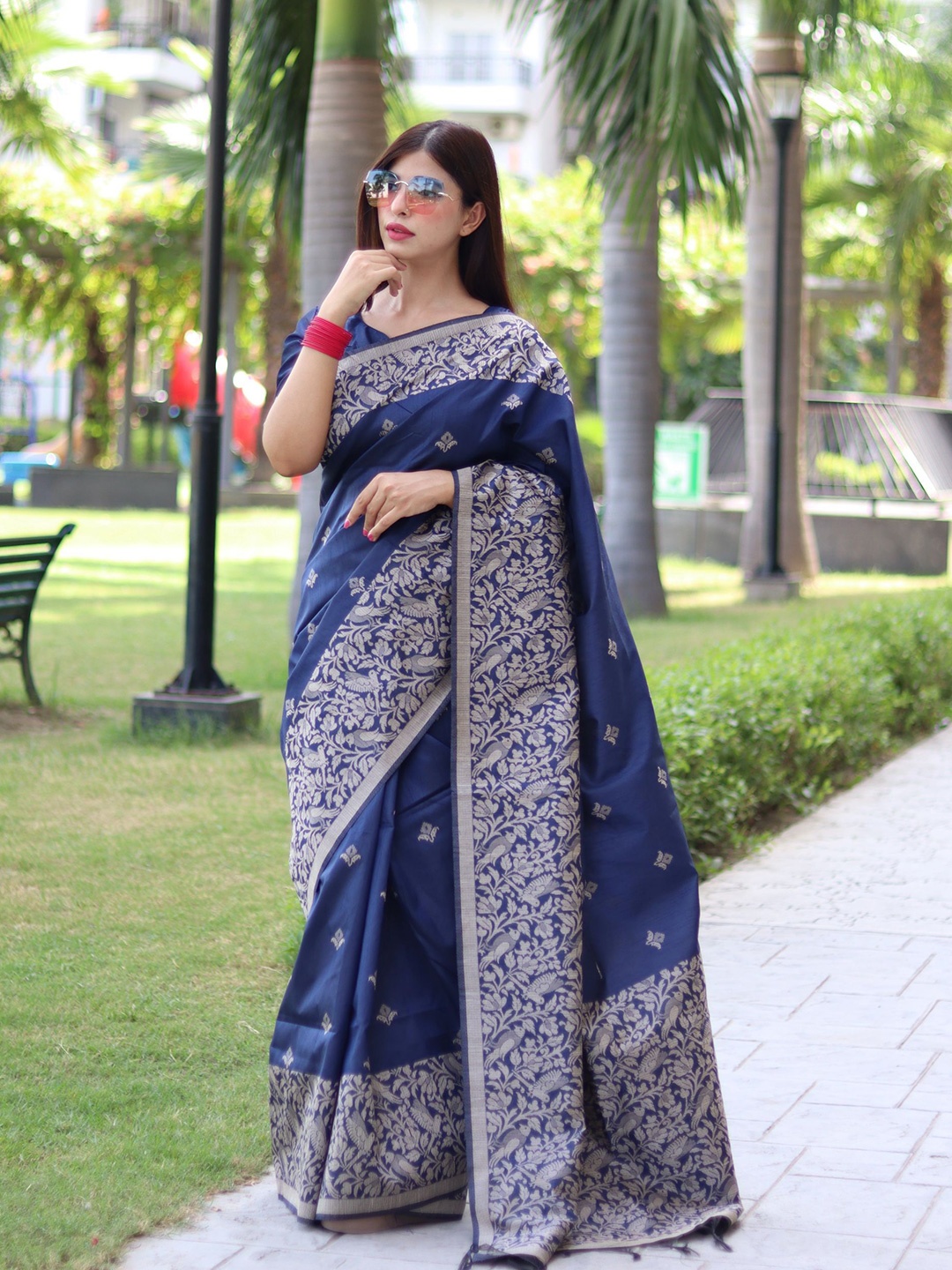 

Kandora Woven Design Zari Pure Silk Saree, Navy blue