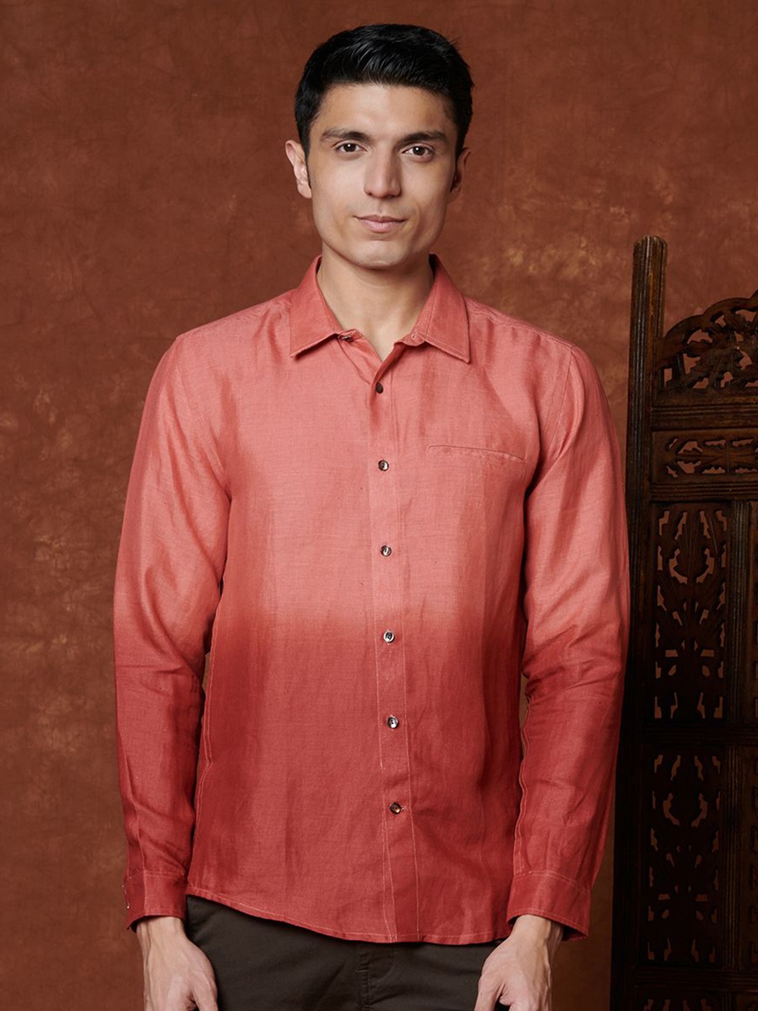 

Fabindia Men Spread Collar Ombre Faded Linen Slim Fit Casual Shirt, Pink