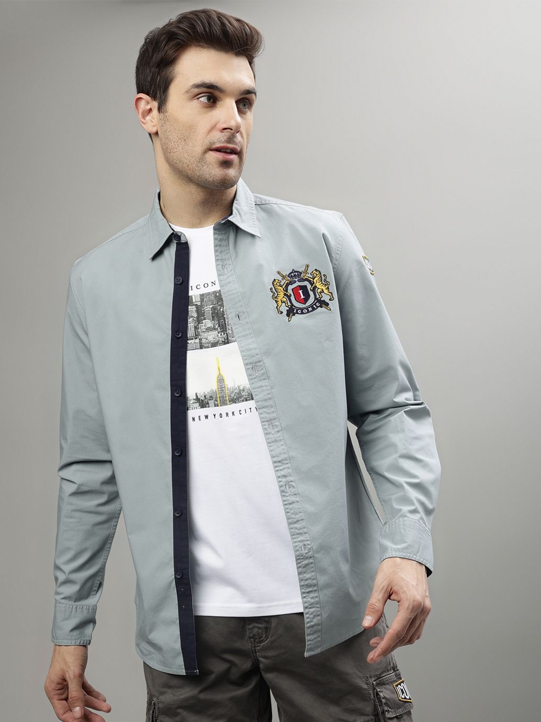 

Iconic Men Solid Brand Logo Spread Collar Casual Shirt, Green