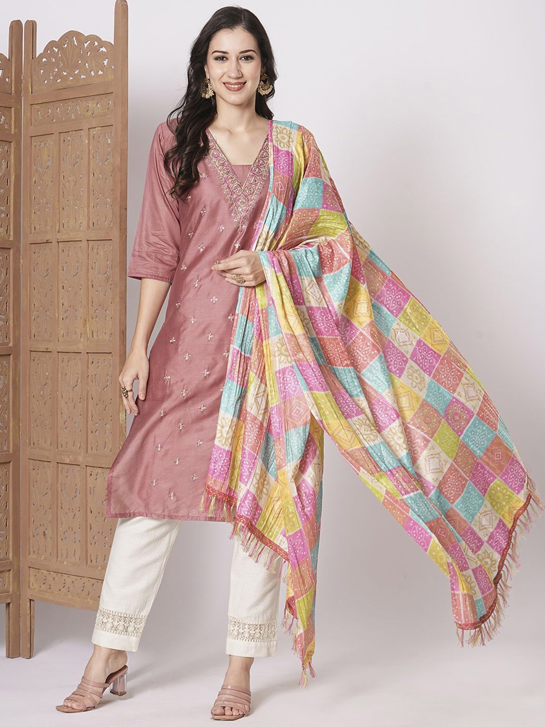 

KAYOMMI Women Floral Embroidered Regular Thread Work Kurta & Trousers With Dupatta Set, Peach